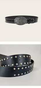 Ceinture en cuir noir style punk avec boucle croix gothique et rivets argentés pour femme.