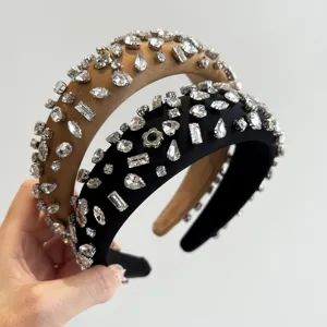 Detailaufnahme luxuriöser, mit Strass verzierter, gepolsterter Stirnbänder in Schwarz und Braun