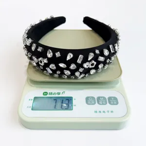 Schwarzes gepolstertes Stirnband mit Kristallen auf digitaler Waage, 71,3 g.