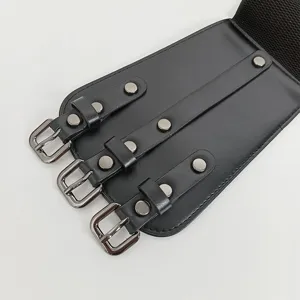 Cinturón ancho negro para mujer con elegante diseño de tres hebillas y banda elástica.