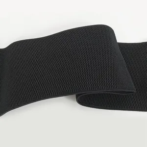 Banda elástica ancha negra plegada en exhibición, cinturón elástico para la ropa.