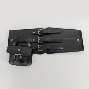 Cinturón ancho negro de mujer con tres hebillas y un pequeño bolso accesorio elegante.