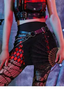 Detailaufnahme des Punk Gothic Gurtgürtels mit Metallketten und kariertem Rock.