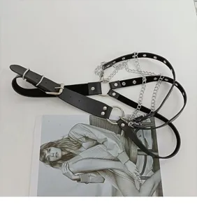 Punk Gothic schwarzer Leder Harness Gürtel Detailaufnahme mit Metallketten Ösen.