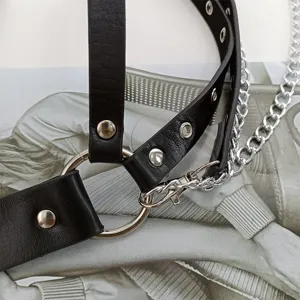 Punk Gothic schwarzer Kunstleder Harness Gürtel mit Metallringen, Nieten und Silberketten.
