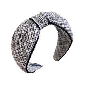 Eleganter blau-weiß karierter verknoteter Haarreif mit breitem Stoffdesign für Damen