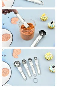 Vue détaillée des cuillères doseuses en inox avec des graduations doubles pour la pâtisserie.