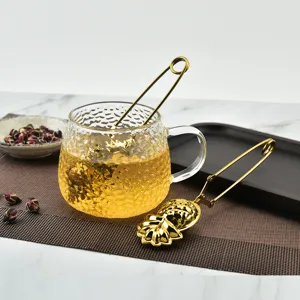 Ensemble de pince à thé en acier inoxydable doré avec tasse en verre martelé vue principale