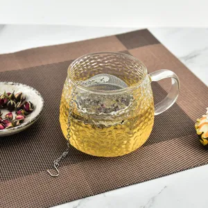 Tasse à thé en verre martelé avec infuseur en acier inoxydable pour thés en vrac.