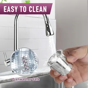 Edelstahl Kaffeekapsel Filter Detailansicht unter fließendem Küchenwasserhahn gereinigt.