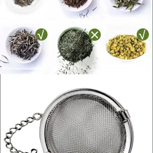 Vue détaillée de l'infuseur à thé en acier inoxydable avec filtre à mailles fines et chaîne.