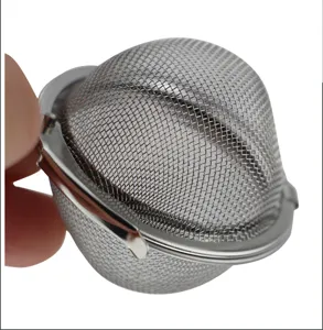 Gros plan sur la boule à thé en acier inoxydable avec maille fine et fermeture sécurisée.