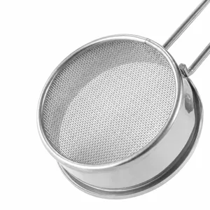Ανοξείδωστο μεταλλικό κόσκινο αλεύρων με λεπτό πλέγμα για την κουζίνα, πρακτικό και ανθεκτικό.