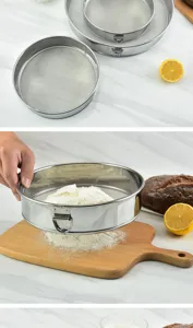 Dettaglio setaccio per farina in acciaio inox, strumento da cucina per zucchero e polvere.