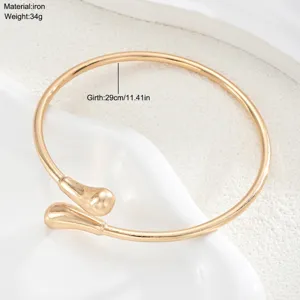 Detalle del brazalete ajustable de metal dorado estilo lava con especificación de 29 cm de contorno