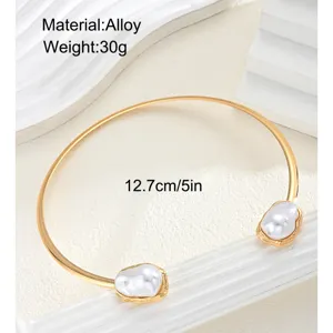 Primer plano de un elegante collar de perlas barrocas doradas con tallas detalladas