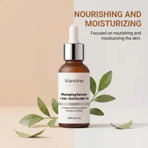 Primer plano detallado del frasco de suero facial hidratante con hojas verdes frescas.