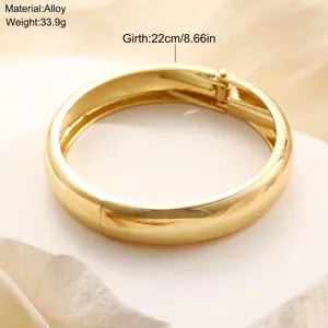 Brazalete ancho abovedado dorado pulido con circunferencia de 22 cm y estilo minimalista