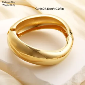 Vista de detalle de un brazalete grueso chapado en oro con 25,5 cm de circunferencia