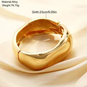 Vista detallada de brazalete dorado irregular con especificaciones de material y talla