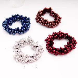 Vue détaillée de quatre chouchous élastiques élégants ornés de perles en quatre couleurs