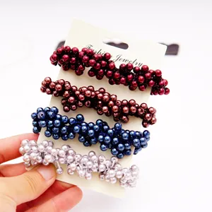 Vue détaillée de quatre chouchous en perles colorées montés sur une carte bijoux
