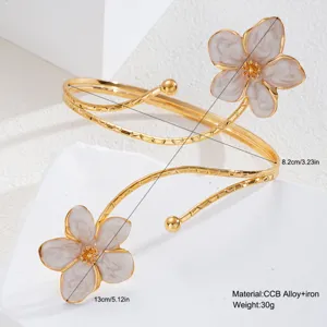 Dettaglio bracciale da braccio fiore smaltato oro con misure e materiali indicati