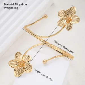 Vista dettagliata di un elegante bracciale da braccio a fiore dorato con dimensioni e peso