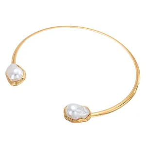 Elegante collar de gargantilla abierta dorada con dos perlas de imitación barrocas