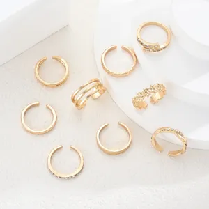 Vista detallada de un juego de 9 anillos para los dedos del pie dorados con diamantes