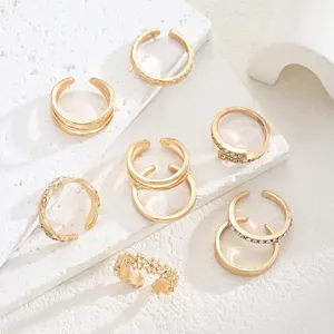 Vista detallada de 9 anillos de dedo dorados ajustables con bonitos diseños de flores