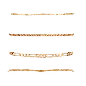 Vista detallada de un set de 4 tobilleras doradas con varios diseños de cadenas sencillas