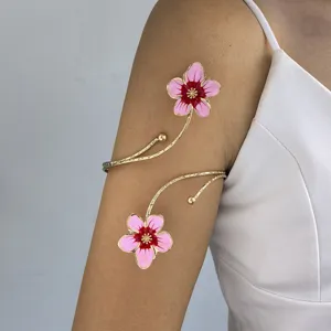 Elegante bracciale regolabile in oro con fiori di ciliegio in smalto rosa