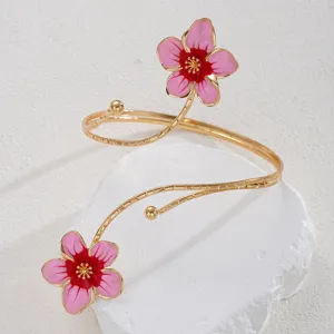 Primo piano dettagliato di un elegante bracciale da braccio regolabile con fiori