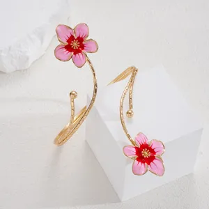 Vista dettagliata del bracciale da braccio regolabile con fiori in smalto rosa e oro