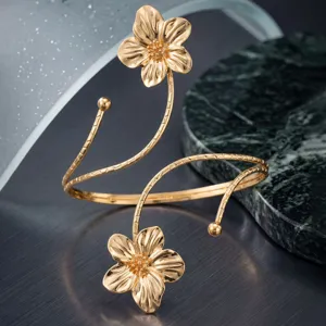 Vista dettagliata di un elegante bracciale da braccio regolabile con fiori dorati