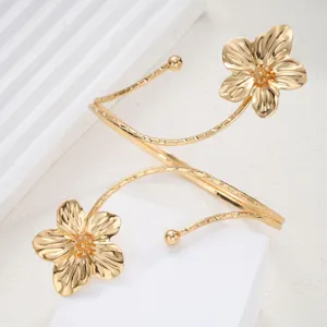 Dettaglio ravvicinato dell'elegante bracciale dorato a fiori con design a spirale