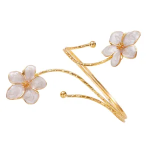 Elegante bracciale da braccio regolabile dorato con due fiori in smalto bianco