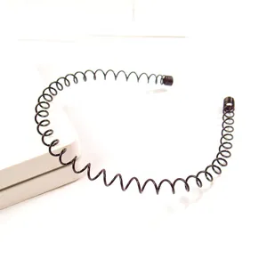 Primo piano di cerchietto a spirale in metallo nero con design a onde flessibile per uomo