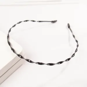 Primo piano dettagliato di un cerchietto ondulato nero minimalista per lo sport maschile