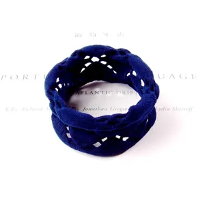 Detailopname van een marineblauwe naadloze elastische haarelastiek met ajourpatroon