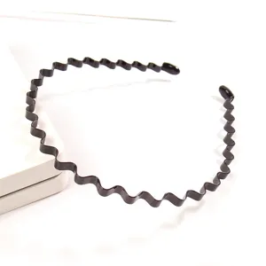 Vista dettagliata di un elegante cerchietto ondulato in metallo nero per lo styling maschile