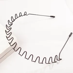 Dettaglio di un cerchietto per capelli in metallo nero ondulato da uomo per sport e stile.
