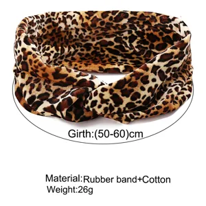 Detalle de diadema con estampado de leopardo, hecha de algodón y goma elástica