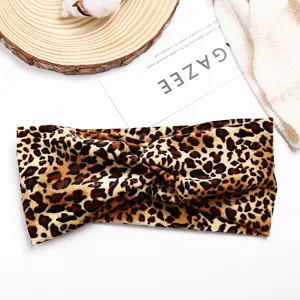 Vista detallada de la diadema cruzada de terciopelo con estampado de leopardo para yoga