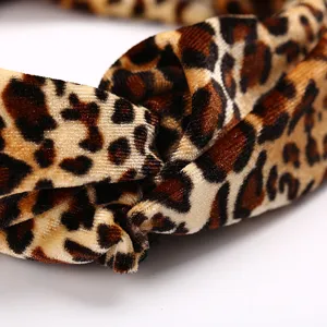 Detalle macro de una diadema de punto con nudo y estampado de leopardo y tela suave
