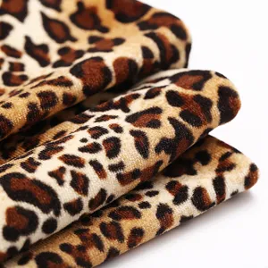 Primer plano de tela de punto con estampado de leopardo para diadema de yoga y deporte