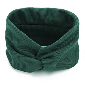 Primer plano detallado de una diadema de punto acanalado verde oscuro estilo twist