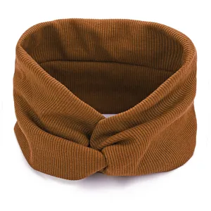 Primer plano de una diadema de punto acanalado marrón jengibre para deporte o moda.