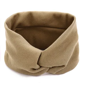 Primer plano del tejido de punto acanalado caqui en una diadema trenzada de moda